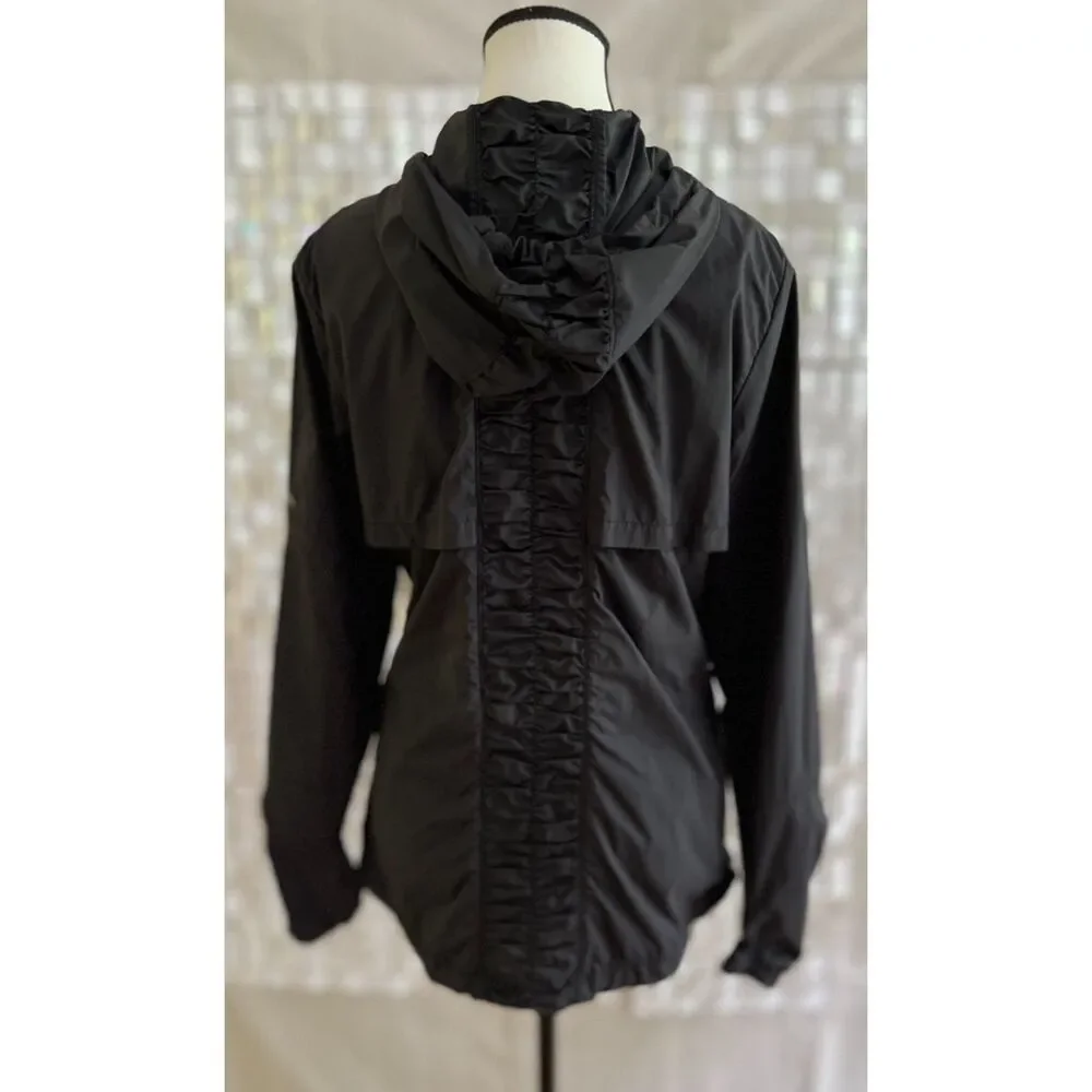 Saucony Women's Runshield Jacket. Size M.